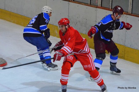 Graus "kradne" Bednárikovi hokejku, P. Senci sa neprizerá